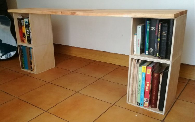 Простой столик для телевизора с книжными полками