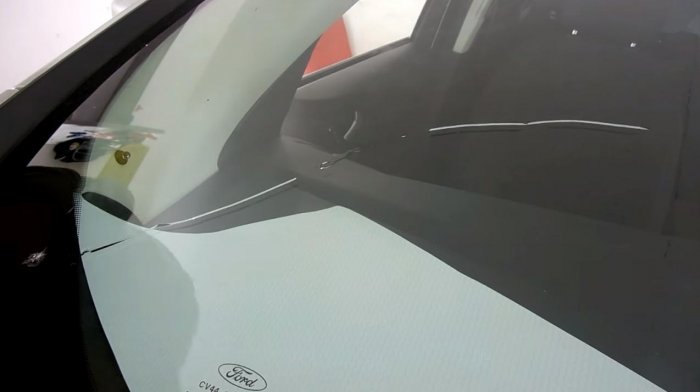 Как заделать трещину на лобовом стекле автомобиля
