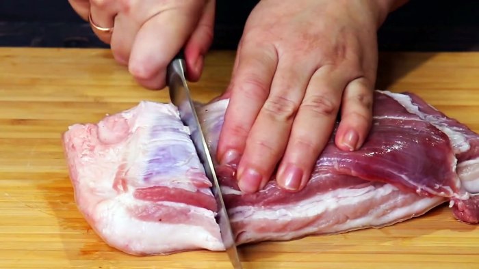 Свиная грудинка сало или мясо нарезаются большими кусками