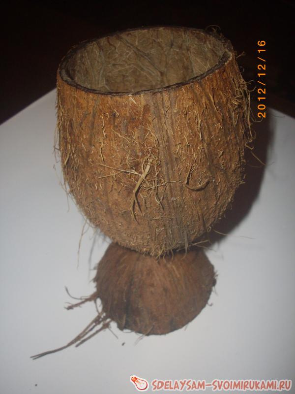 Нижегородец вручную мастерит поделки из кокоса