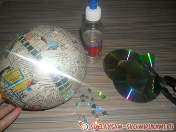 Елочный шар из дисков своими руками