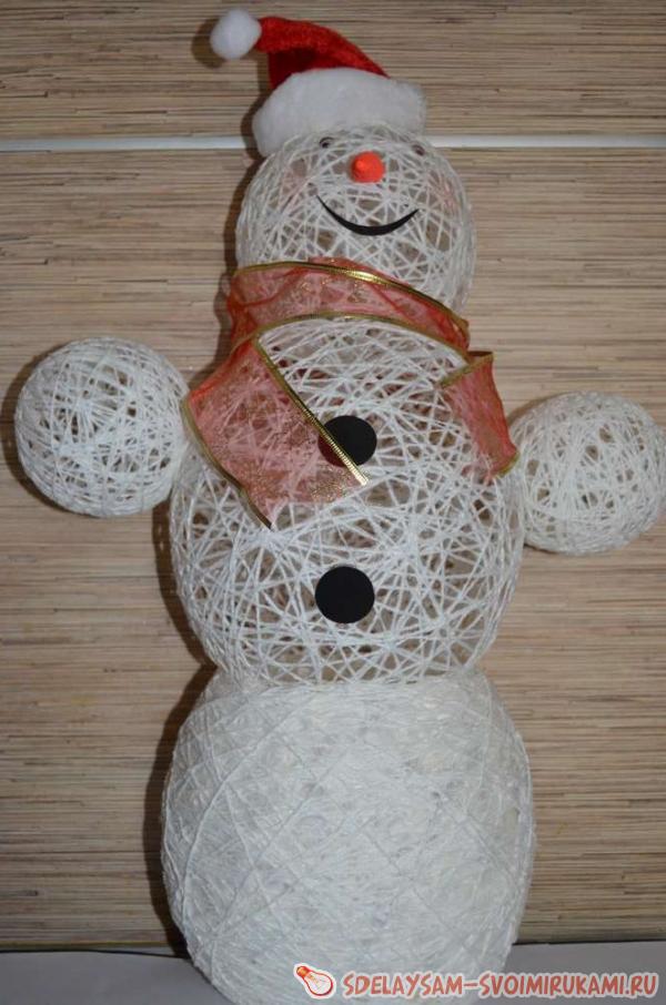 Чудесный снеговик из ниток и шариков: просто и мило