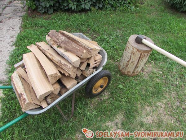 Когда лучше колоть дрова сырые или сухие