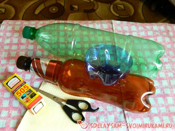 Корзина с букетом из пластиковых бутылок