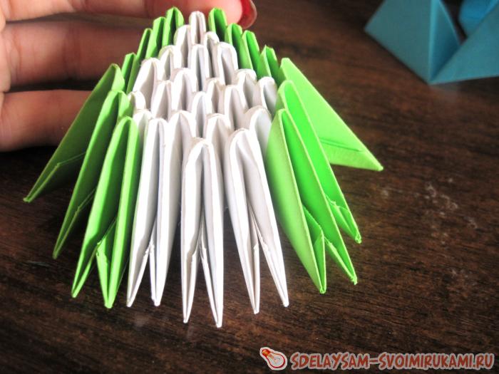 Кувшинка из модулей оригами