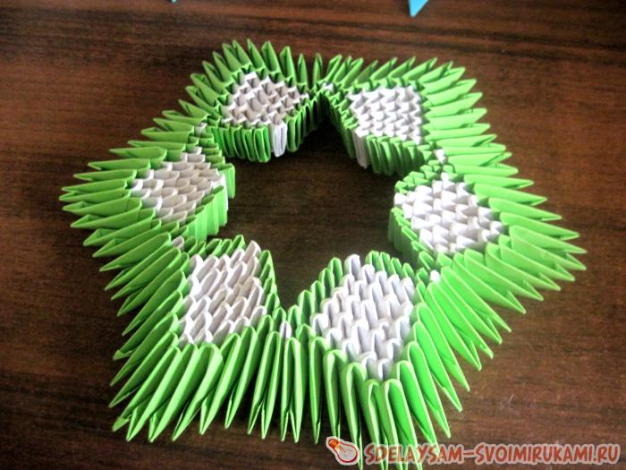 Кувшинка из модулей оригами