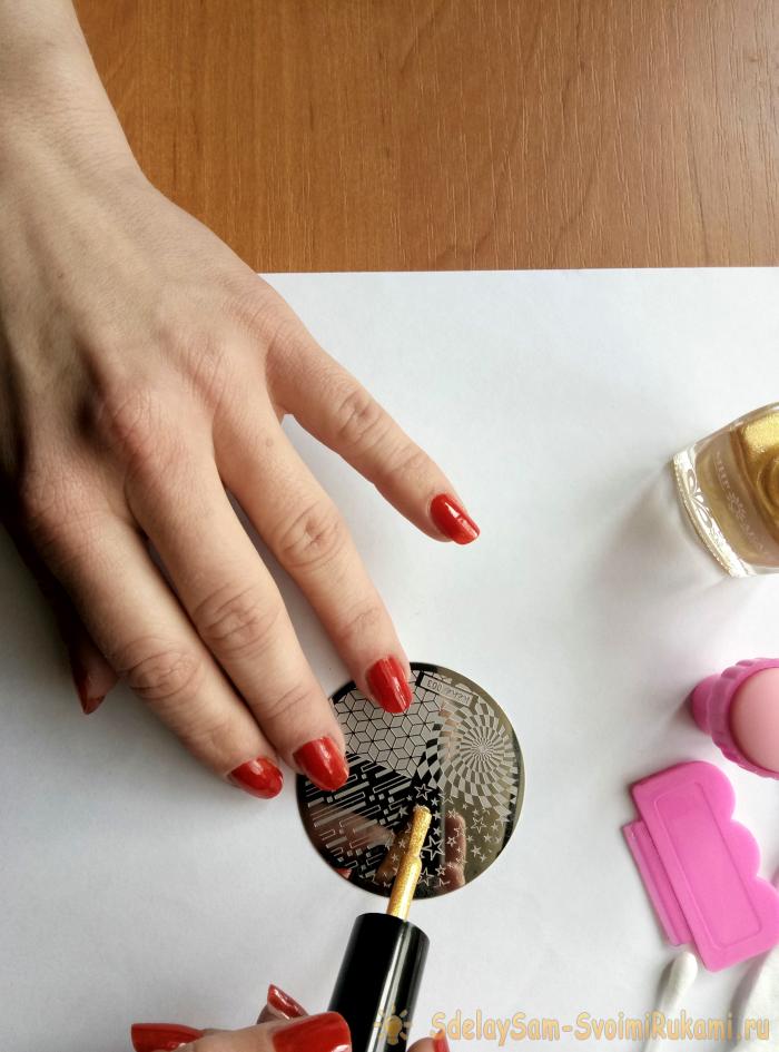 Накрасить ногти гелем в домашних условиях. Красить ногти. Стемпинг для маникюра для начинающих. Ногти накрашенные лаком для ногтей. Красиво покрасить ногти.