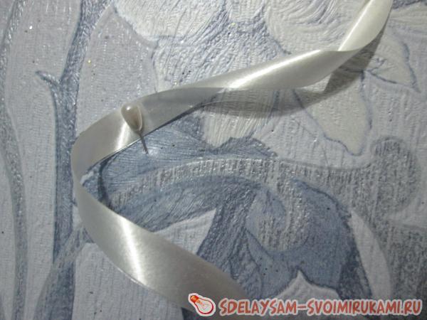 при помощи булавок