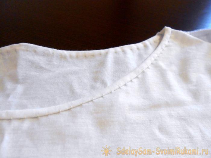V-образный вырез горловины в футболке Аля