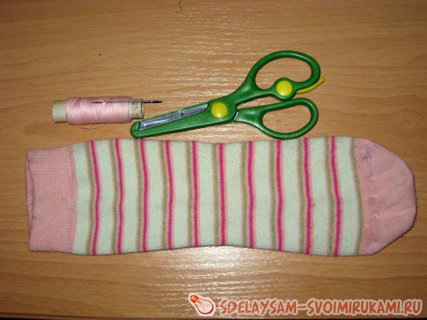 Игрушки из носков своими руками схемы. Как сделать мягкую игрушку в виде зайчика. Игрушки из носков и детских колготок