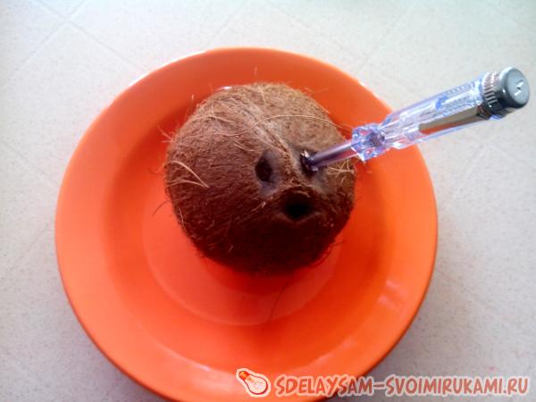 коричневый кокос прокалываем отверткой