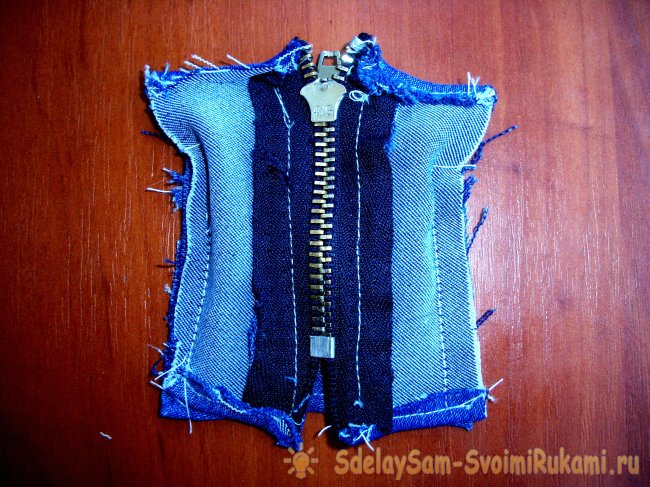 Одежда для куклы из старых джинсов