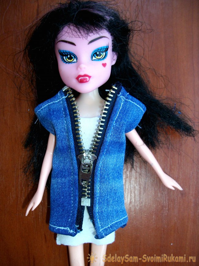 Одежда для куклы из старых джинсов