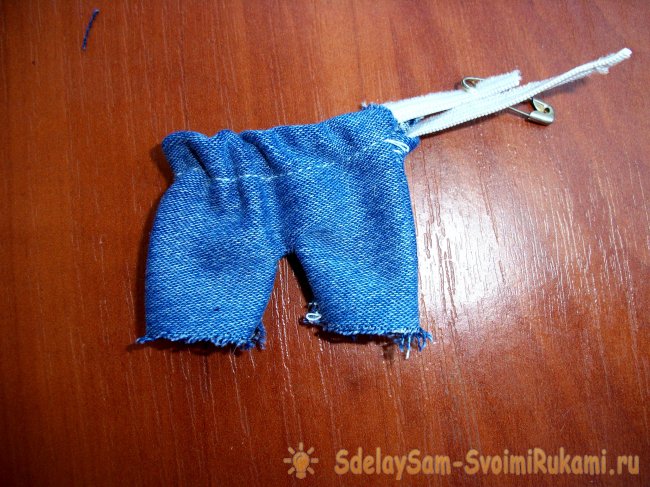 Одежда для куклы из старых джинсов