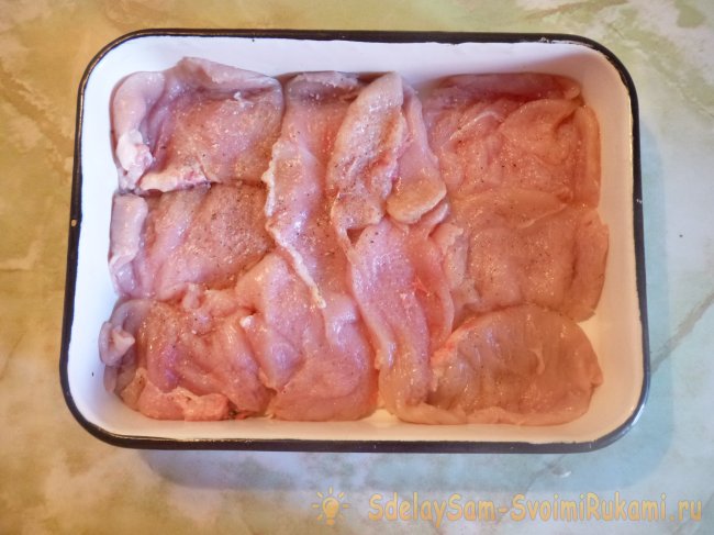 Куриное филе с помидорами и сыром