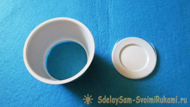 Корзинка из баночки от сметаны и атласных лент