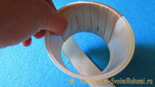 Корзинка из баночки от сметаны и атласных лент