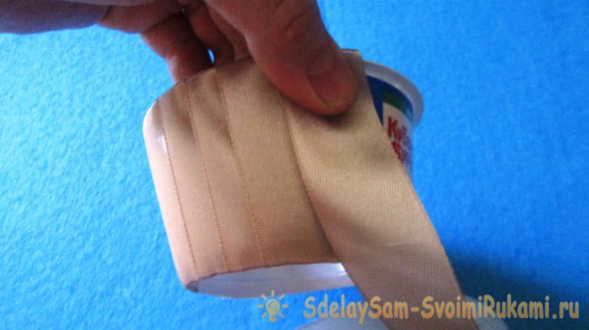 Корзинка из баночки от сметаны и атласных лент