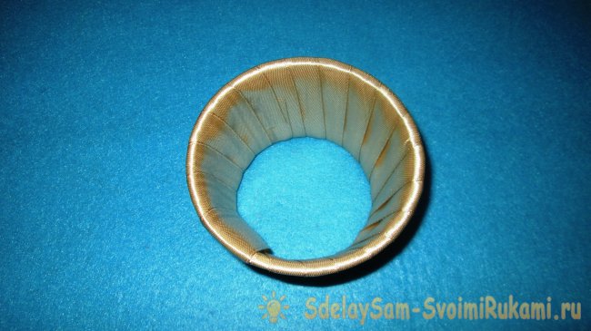 Корзинка из баночки от сметаны и атласных лент