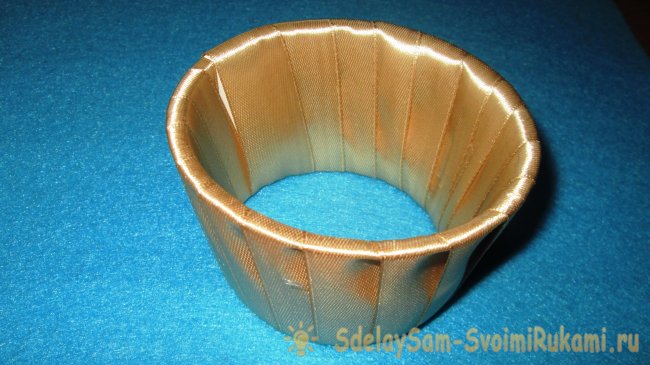 Корзинка из баночки от сметаны и атласных лент