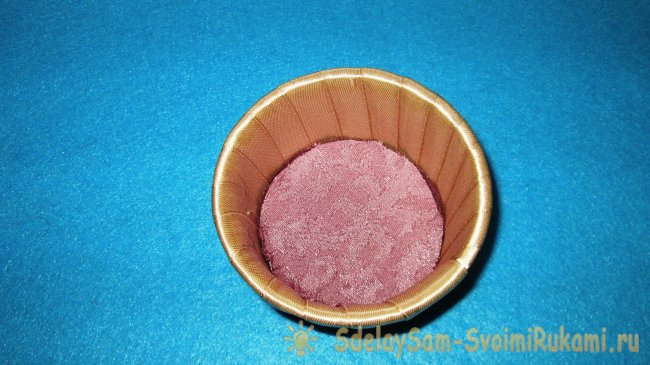 Корзинка из баночки от сметаны и атласных лент