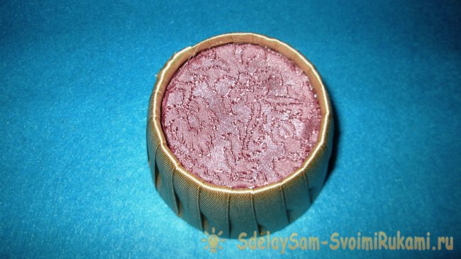 Корзинка из баночки от сметаны и атласных лент