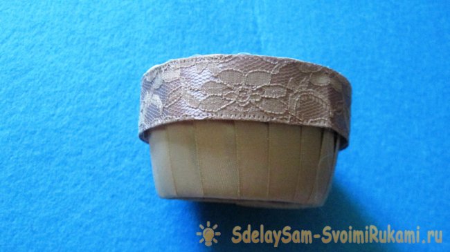 Корзинка из баночки от сметаны и атласных лент