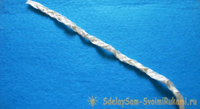 Корзинка из баночки от сметаны и атласных лент