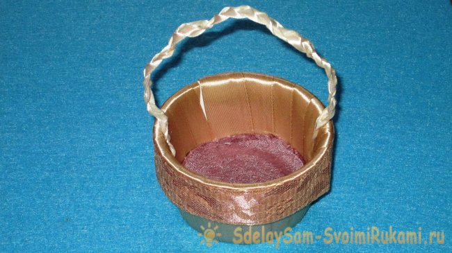 Корзинка из баночки от сметаны и атласных лент