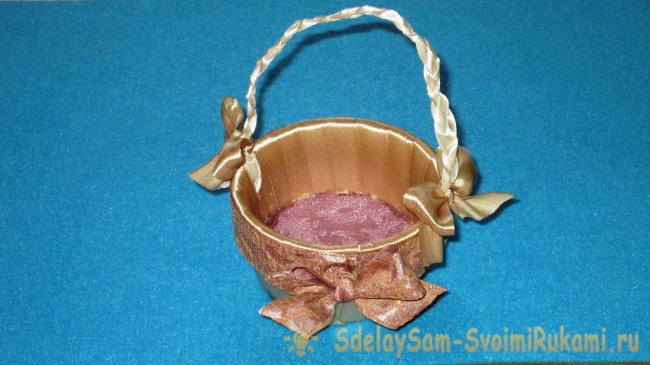Корзинка из баночки от сметаны и атласных лент