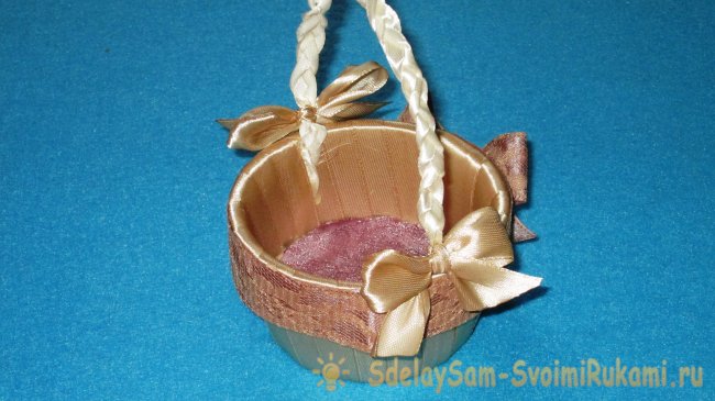 Корзинка из баночки от сметаны и атласных лент
