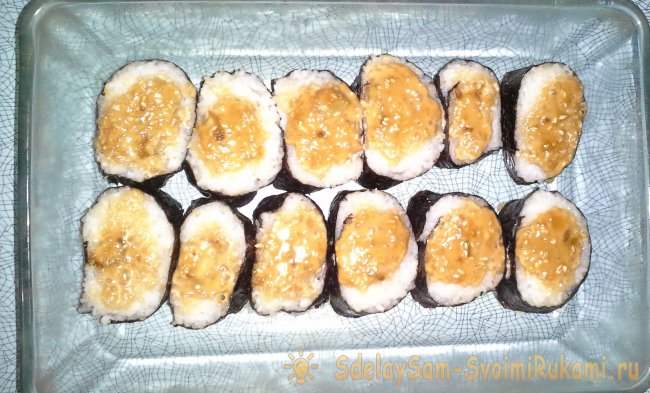 Запеченные роллы с наггетсами и чесночным соусом