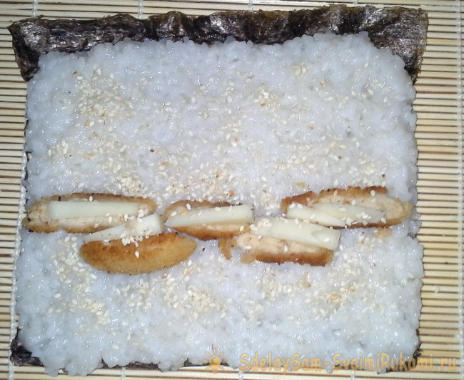 Запеченные роллы с наггетсами и чесночным соусом