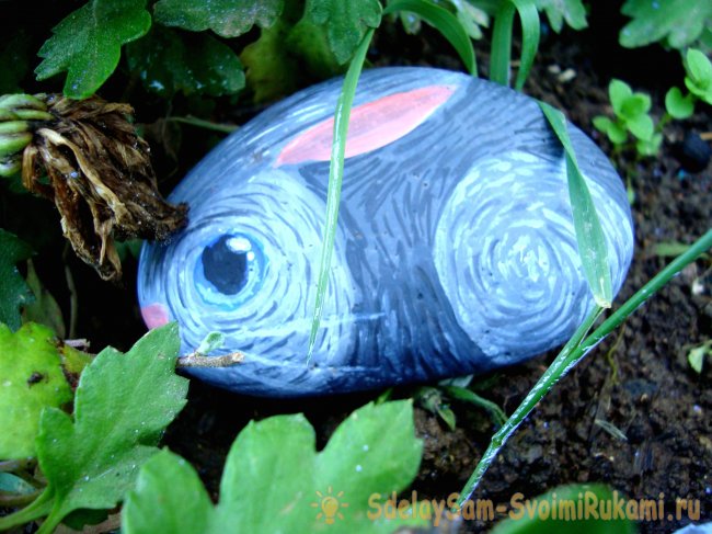 Роспись камня для сада Зайчик