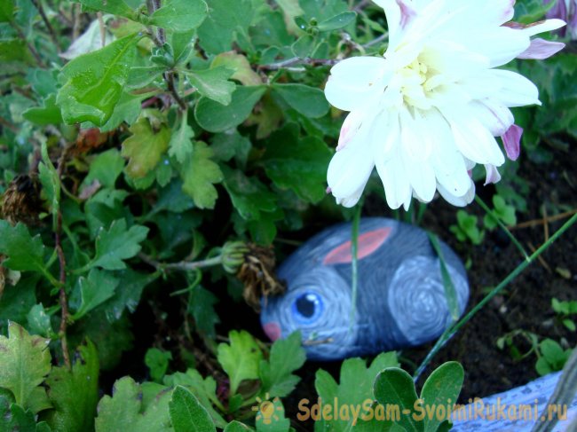 Роспись камня для сада Зайчик