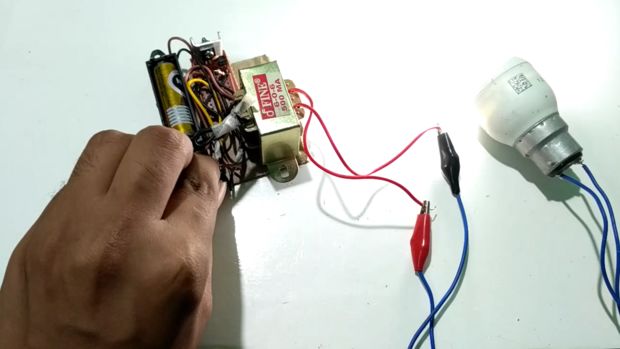Как подключить магнитофон который работает и от 220 В и от батареек