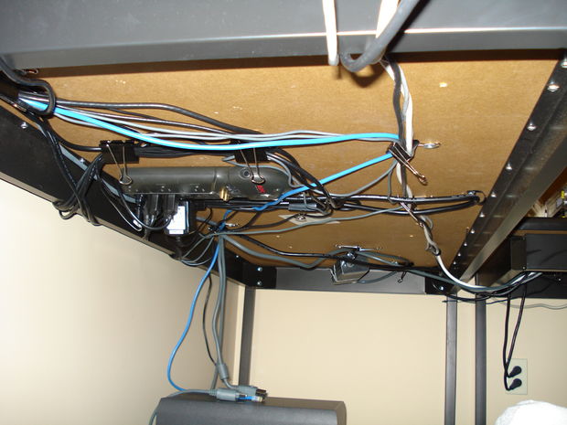 Скрываем провода под компьютерным столом
