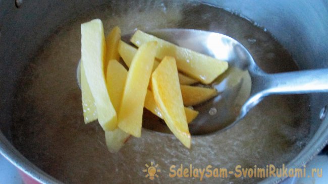 Картошка фри в бумажном конверте