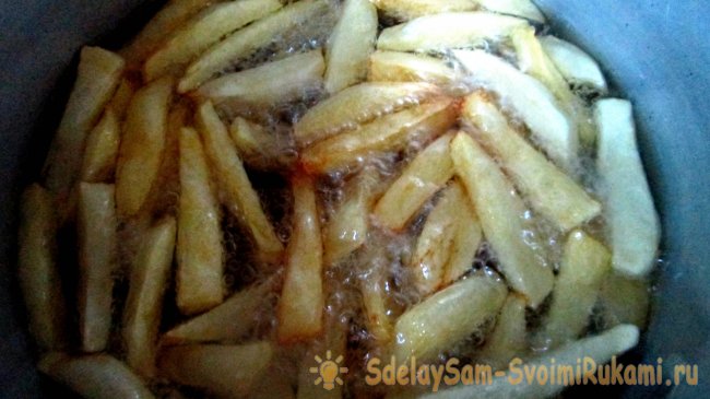 Картошка фри в бумажном конверте