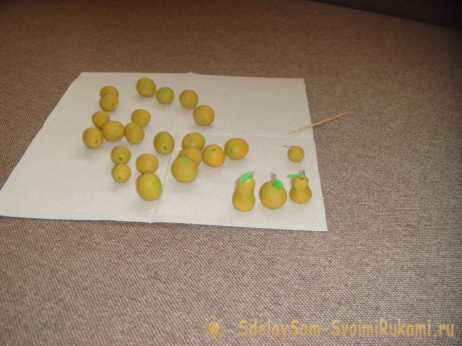 Ведерко с плодами