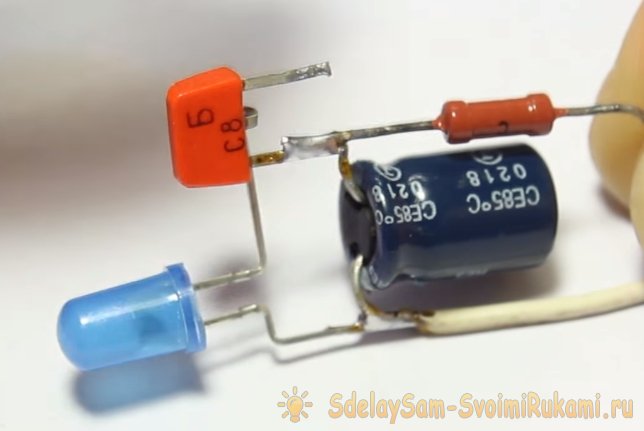 Простая мигалка на одном транзисторе