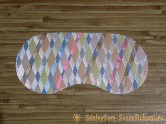 Шьём маску для сна с использованием атласных лент