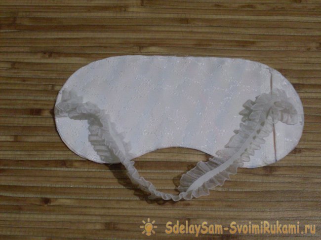 Шьём маску для сна с использованием атласных лент