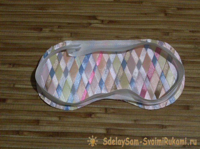 Шьём маску для сна с использованием атласных лент