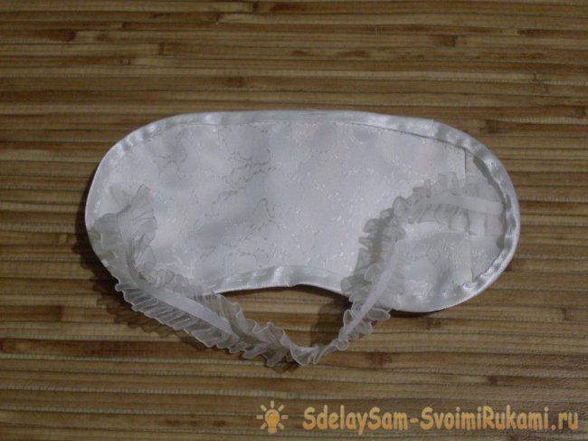 Шьём маску для сна с использованием атласных лент