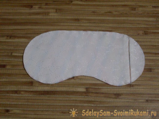 Шьём маску для сна с использованием атласных лент