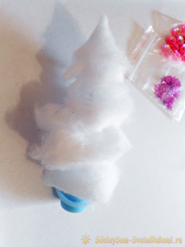 Миниатюрная елочка из ваты