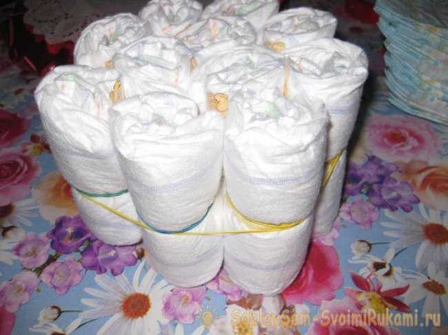 Подарочный торт из памперсов