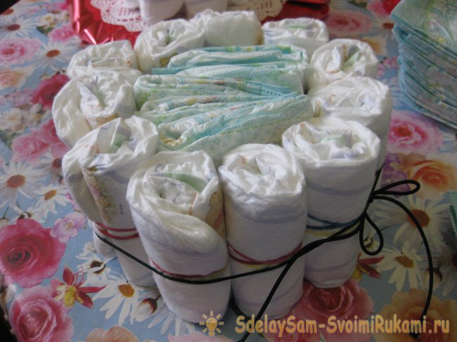 Подарочный торт из памперсов