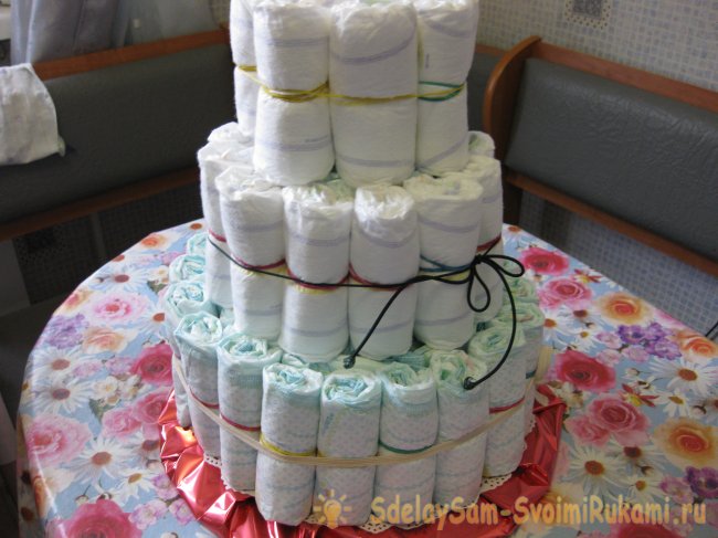 Подарочный торт из памперсов